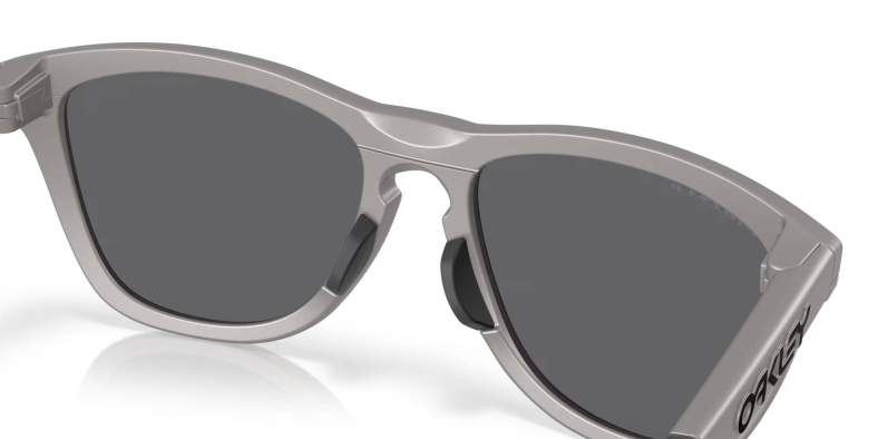Купить Oakley FROGSKINS TITANIUM, PRIZM BLACK POLAR Oakley FROGSKINS TITANIUM, PRIZM BLACK POLAR