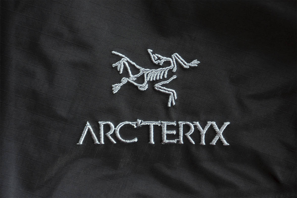 Фото логотипа на черной куртки Arcteryx