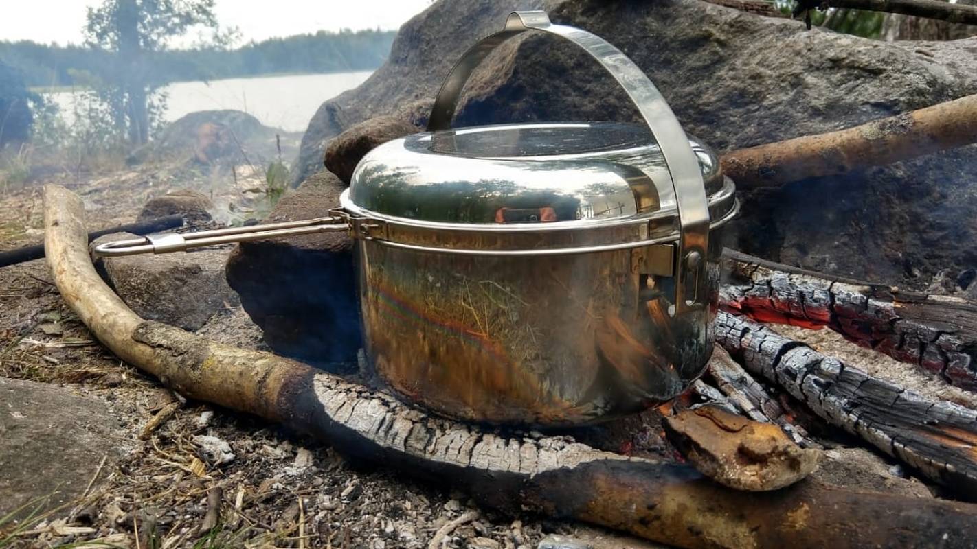 Кастрюли и емкости из нержавеющей стали прекрасно справляются с готовкой и хранением пищи