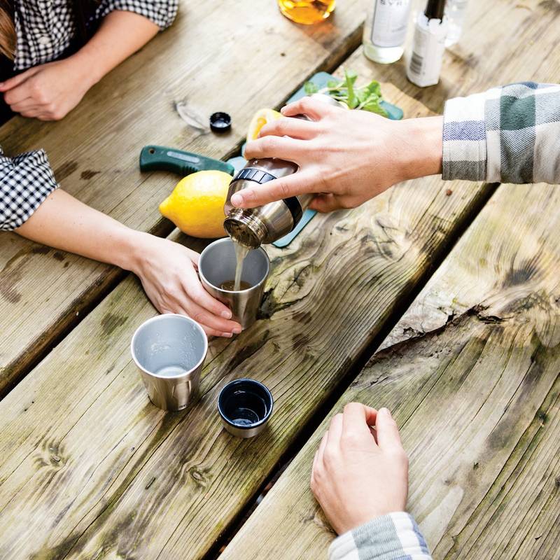 Готовые наборы посуды для кемпинга могут быть изготовлены из разных материалов с антипригарным покрытием