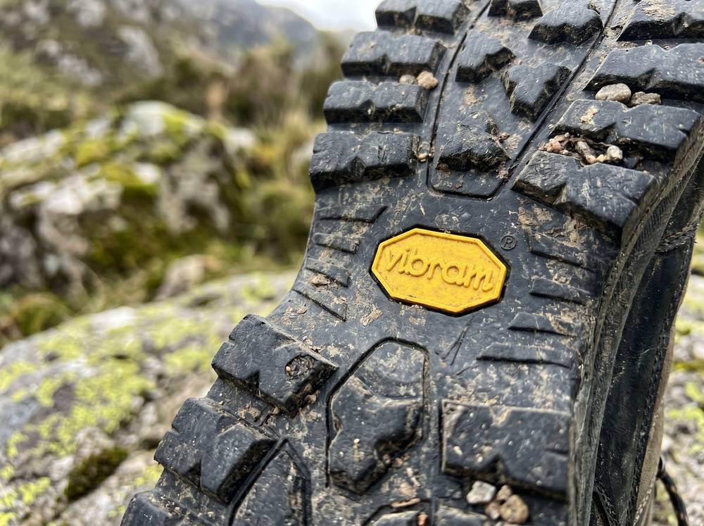 Оригинальное клеймо Vibram — жёлтый восьмиугольник на подошве